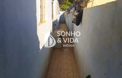 Imagem: A casa possui 3 Dormitórios, 1 Banheiro, 2 Vagas na garagem