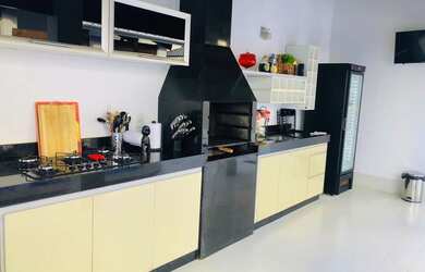 Imagem: A casa em condomínio possui 4 Dormitórios, 5 Banheiros, 2