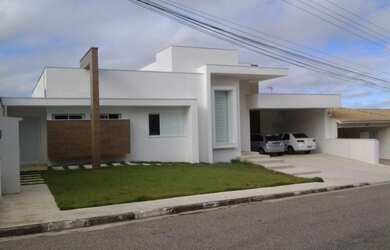 Imagem: A casa em condomínio possui 4 Dormitórios, 4 Banheiros e 440m²