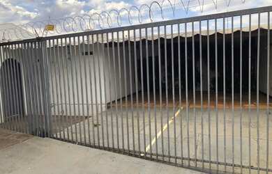 Imagem: A casa possui 3 Dormitórios, 3 Banheiros, 2 Vagas na garagem