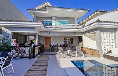 Imagem: A casa em condomínio possui 5 Dormitórios, 5 Banheiros, 3