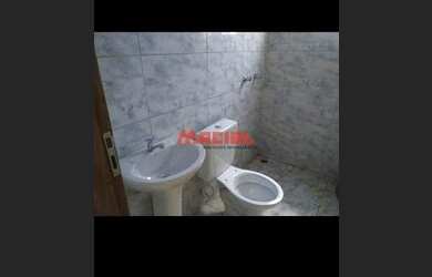 Imagem: A casa possui 3 Dormitórios, 1 Banheiro, 2 Vagas na garagem