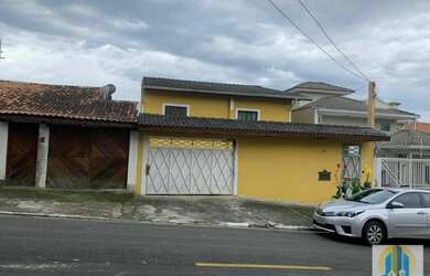 Imagem: A casa possui 5 Dormitórios, 2 Banheiros, 4 Vagas na garagem