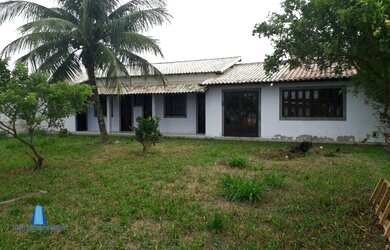 Imagem: A casa possui 3 Dormitórios, 1 Banheiro, 1 Vaga na garagem