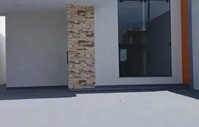 Imagem: A casa possui 3 Dormitórios, 2 Banheiros, 2 Vagas na garagem