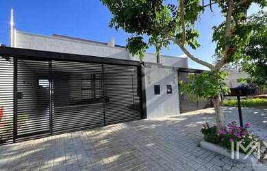 Imagem: A casa possui 2 Dormitórios, 2 Banheiros, 2 Vagas na garagem