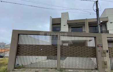 Imagem: A casa possui 3 Dormitórios, 1 Banheiro, 1 Vaga na garagem