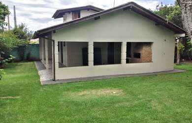 Imagem: A casa possui 2 Dormitórios, 3 Vagas na garagem e está localizado