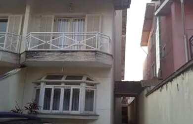 Imagem: A casa possui 4 Dormitórios, 5 Banheiros, 4 Vagas na garagem