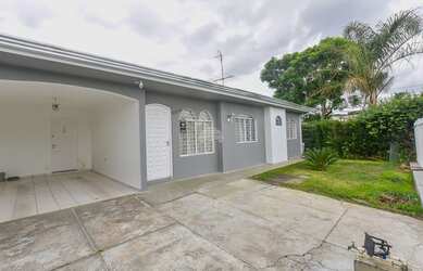 Imagem: A casa possui 3 Dormitórios, 2 Banheiros, 2 Vagas na garagem