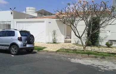 Imagem: A casa possui 3 Dormitórios, 1 Banheiro, 2 Vagas na garagem