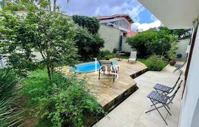 Imagem: A casa possui 3 Dormitórios, 2 Banheiros, 4 Vagas na garagem