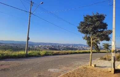 Imagem: A casa possui 3 Dormitórios, 2 Banheiros e está localizado