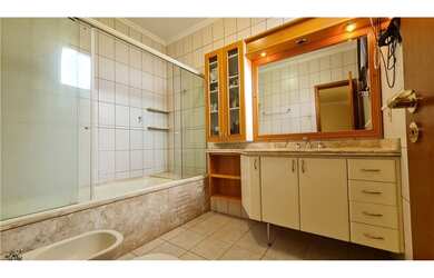 Imagem: A casa possui 4 Dormitórios, 4 Banheiros, 4 Vagas na garagem