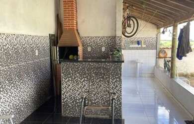 Imagem: A casa possui 2 Dormitórios, 3 Banheiros e 250m² de Área