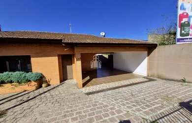 Imagem: A casa possui 3 Dormitórios, 3 Banheiros, 3 Vagas na garagem