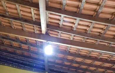 Imagem: A casa possui 4 Dormitórios, 3 Banheiros, 2 Vagas na garagem