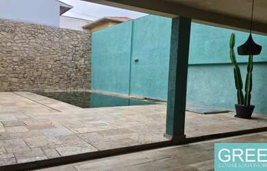 Imagem: A casa possui 3 Dormitórios, 3 Banheiros, 2 Vagas na garagem