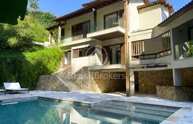 Imagem: A casa em condomínio possui 5 Dormitórios, 3 Banheiros, 2