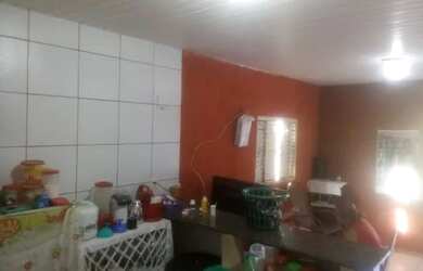 Imagem: A casa possui 2 Dormitórios, 1 Banheiro, 2 Vagas na garagem