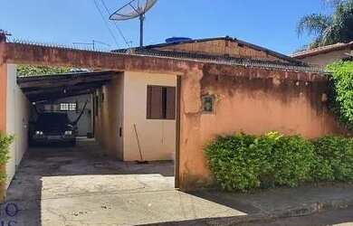 Imagem: A casa possui 3 Dormitórios, 1 Banheiro, 2 Vagas na garagem