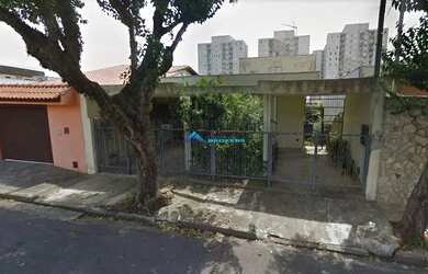 Imagem: A casa possui 3 Dormitórios, 1 Banheiro, 2 Vagas na garagem