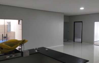 Imagem: A casa possui 3 Dormitórios, 3 Banheiros, 2 Vagas na garagem