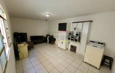 Imagem: A casa possui 3 Dormitórios, 2 Banheiros, 1 Vaga na garagem