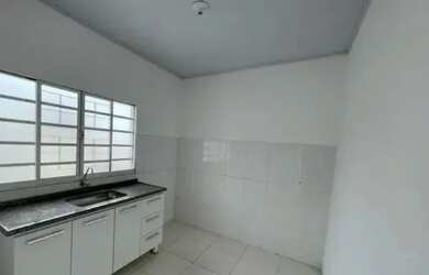 Imagem: A casa possui 3 Dormitórios, 1 Banheiro, 1 Vaga na garagem