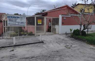 Imagem: A casa possui 3 Dormitórios, 1 Banheiro, 2 Vagas na garagem