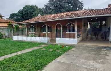 Imagem: A casa possui 3 Dormitórios, 2 Banheiros, 1 Vaga na garagem