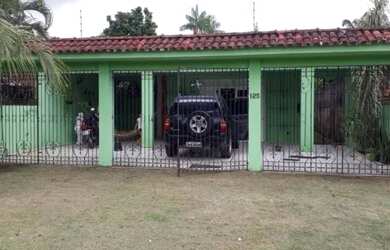 Imagem: A casa possui 2 Dormitórios, 2 Banheiros, 3 Vagas na garagem