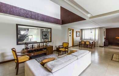 Imagem: A casa possui 5 Dormitórios, 4 Banheiros, 4 Vagas na garagem