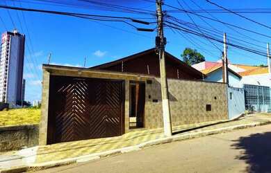 Imagem: A casa possui 3 Dormitórios, 4 Banheiros, 5 Vagas na garagem