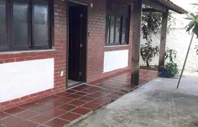 Imagem: A casa possui 3 Dormitórios, 1 Banheiro, 2 Vagas na garagem