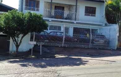 Imagem: A casa possui 3 Dormitórios, 2 Banheiros, 3 Vagas na garagem