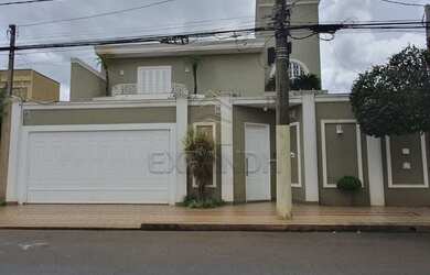 Imagem: A casa possui 5 Dormitórios, 5 Banheiros, 4 Vagas na garagem