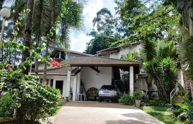 Imagem: A casa possui 4 Dormitórios, 5 Banheiros, 5 Vagas na garagem