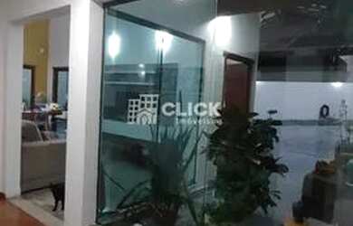 Imagem: A casa possui 4 Dormitórios, 3 Banheiros, 4 Vagas na garagem