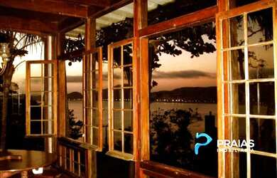 Imagem: A casa em condomínio possui 4 Dormitórios, 4 Banheiros, 4