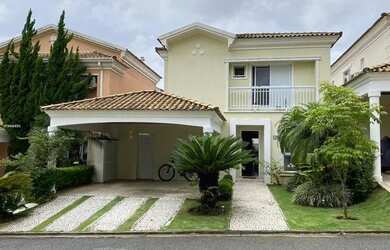 Imagem: A casa em condomínio possui 3 Dormitórios, 1 Banheiro, 2 Vagas