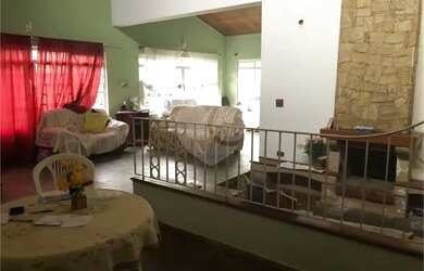 Imagem: A casa possui 3 Dormitórios, 4 Banheiros, 3 Vagas na garagem