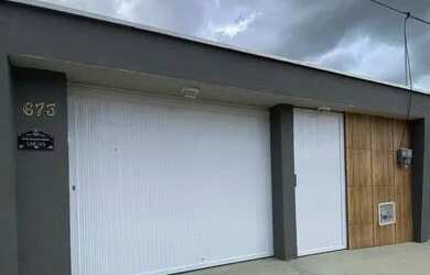 Imagem: A casa possui 3 Dormitórios, 2 Banheiros, 2 Vagas na garagem