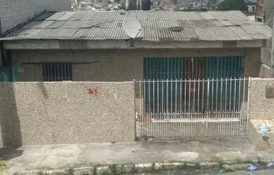 Imagem: A casa possui 3 Dormitórios, 1 Banheiro, 2 Vagas na garagem