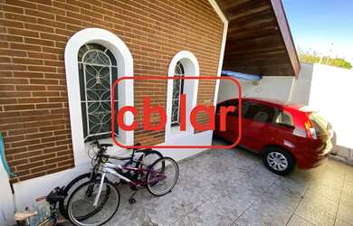 Imagem: A casa possui 3 Dormitórios, 3 Banheiros, 2 Vagas na garagem