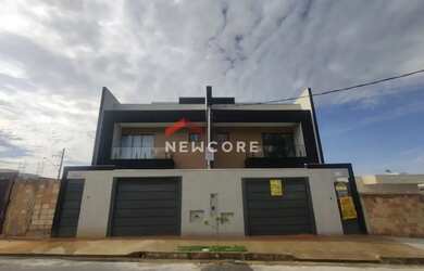 Imagem: A casa possui 3 Dormitórios, 1 Banheiro, 2 Vagas na garagem