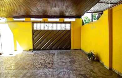 Imagem: A casa possui 3 Dormitórios, 1 Vaga na garagem e está localizado