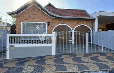 Imagem: A casa possui 3 Dormitórios, 5 Banheiros, 4 Vagas na garagem