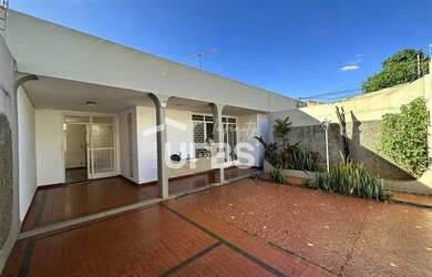 Imagem: A casa possui 4 Dormitórios, 4 Banheiros, 5 Vagas na garagem