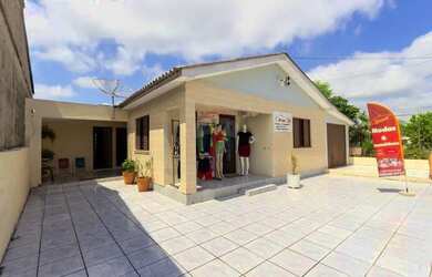 Imagem: A casa possui 4 Dormitórios, 3 Banheiros, 2 Vagas na garagem